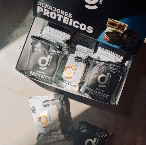 CAJA de Alfajores PROTEICOS - BLANCO con Dulce de Leche x 12 uni DAY BY DAY